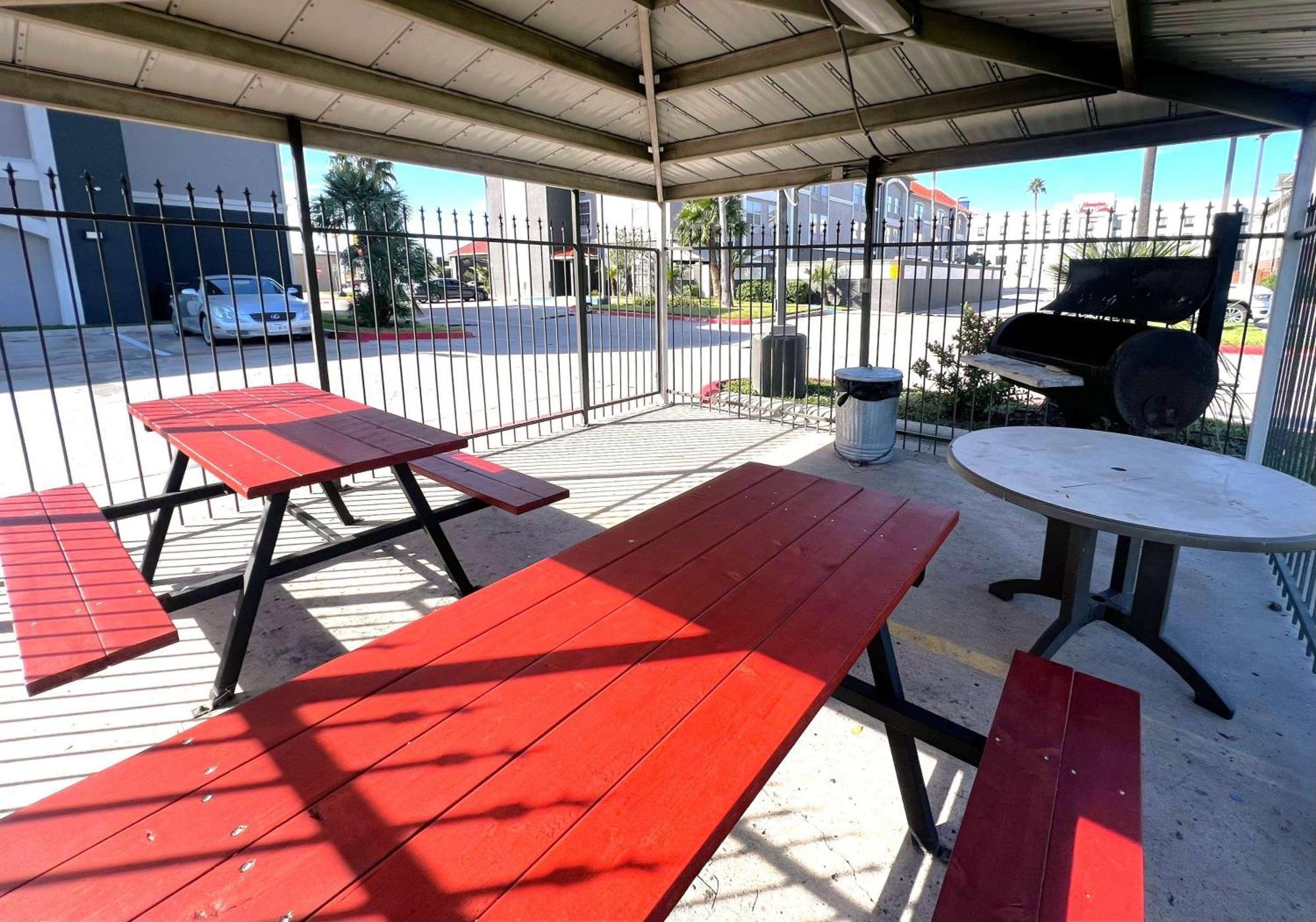 La Quinta Inn & Suites By Wyndham Pharr Rgv Medical Center Exterior photo